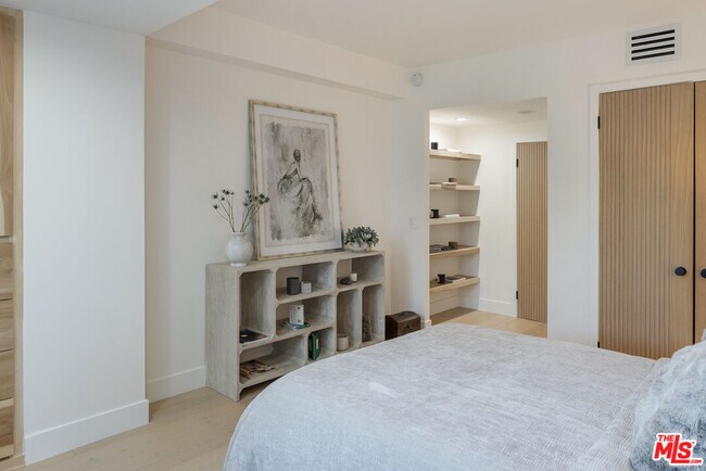 Building Photo - 818 N Doheny Dr
