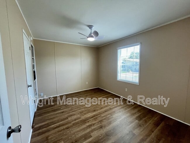 Building Photo - 38055 Woodgate Ln