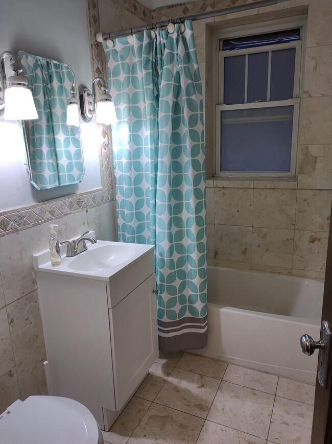 Bathroom - 539 W Addison St