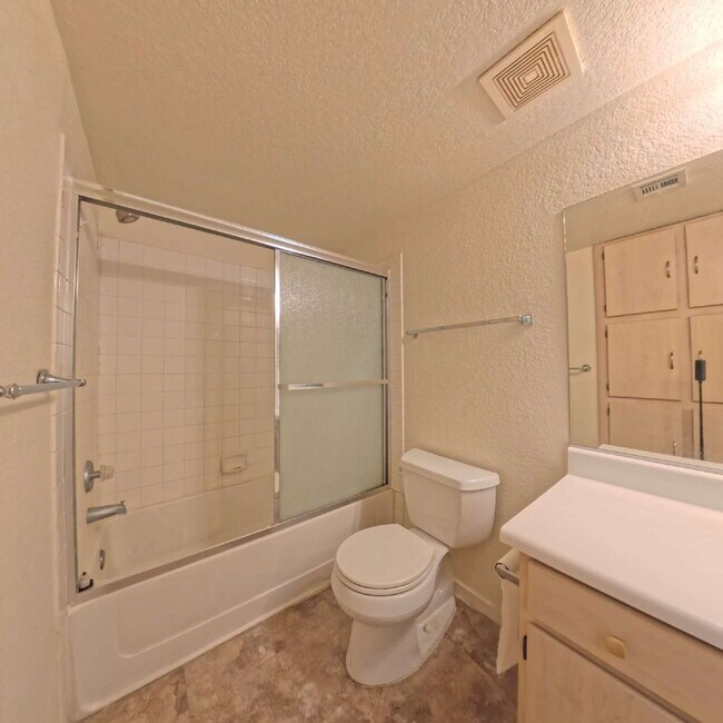 Building Photo - 2nd Level Specious One Bedroom Condo at Copper Sands!