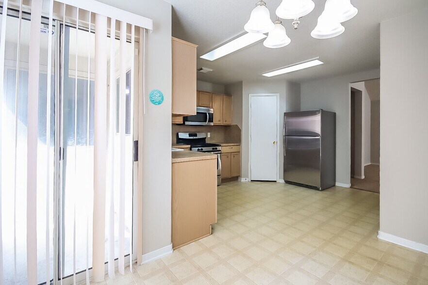 Building Photo - 18407 Knob Hill Lake Ln