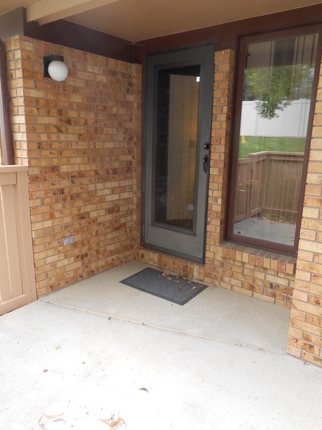 Building Photo - Charming 2 Bed/2 Bath Condo Near the Sculpture Park