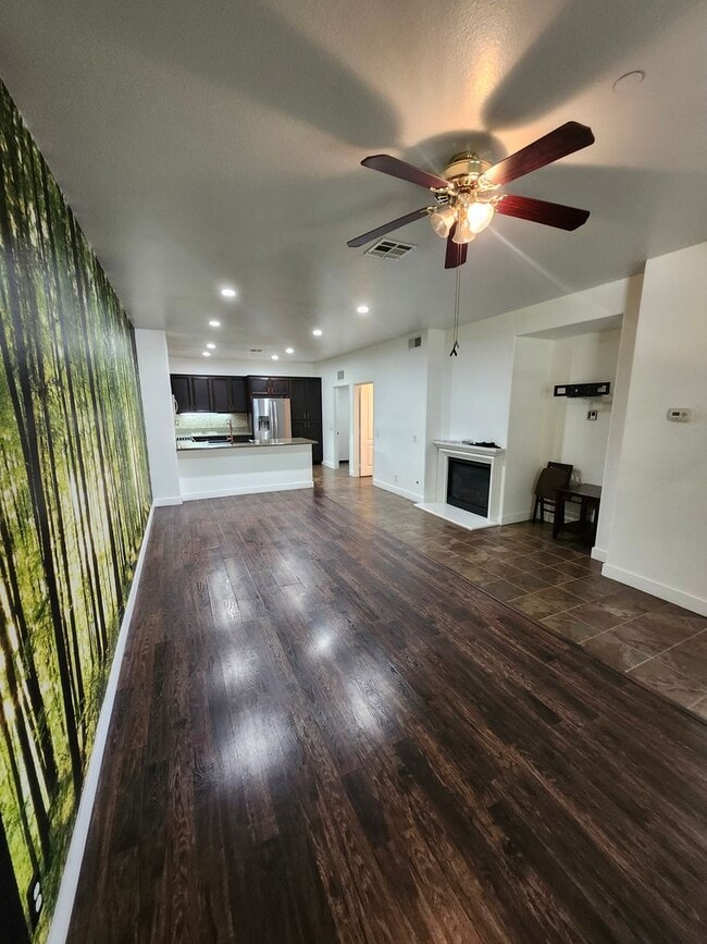 Building Photo - Beautiful two-story townhouse in Fontana G...