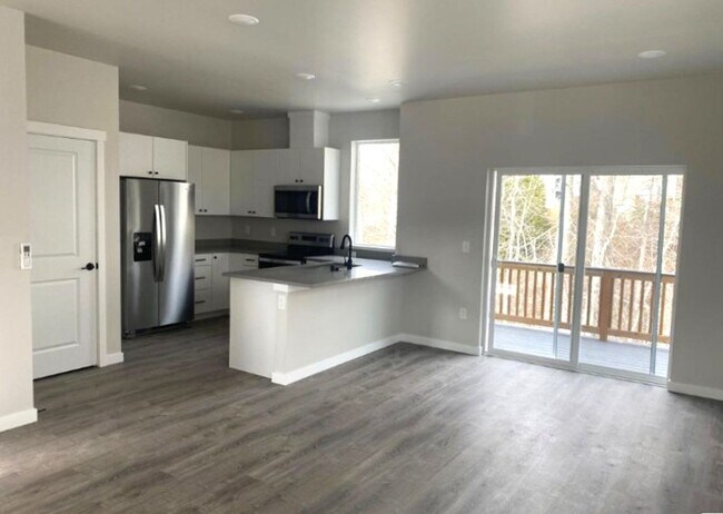 Building Photo - 3 Bed, 2.5 Bath Available in September!