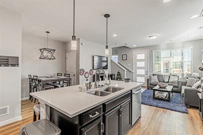 Building Photo - Modern 3 Bed/ 2.5 Bath Townhome in Sterling Ranch