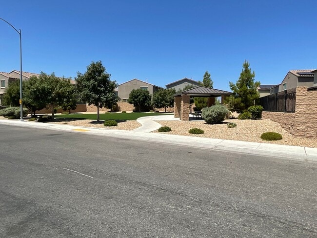 Building Photo - Home 3brs, 3bth, den, 2cg, private back yard.