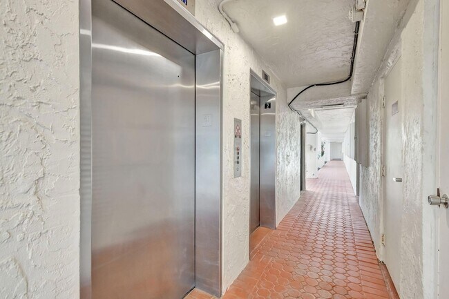 Building Photo - 9400 S Ocean Dr