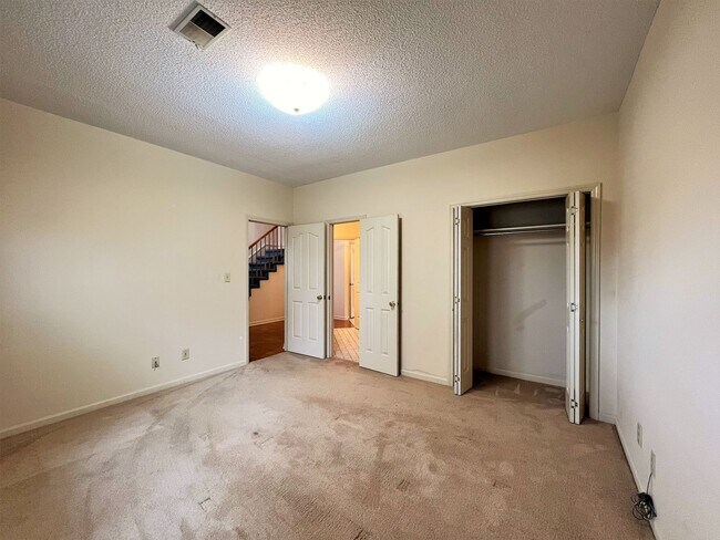 Building Photo - GREAT FARRAGUT LOCATION WITH INVITING FRONT PORCH CHARM!!!