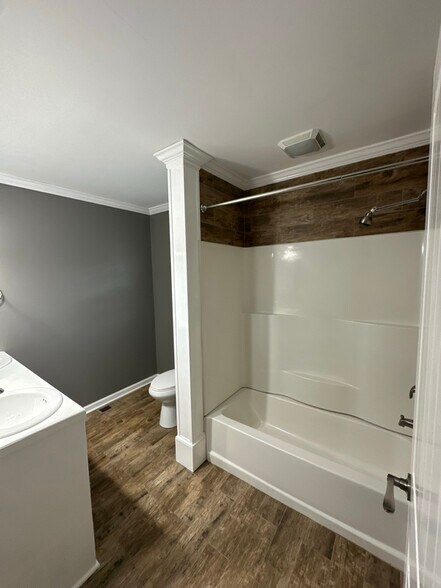 Building Photo - 718 Woodhill Dr