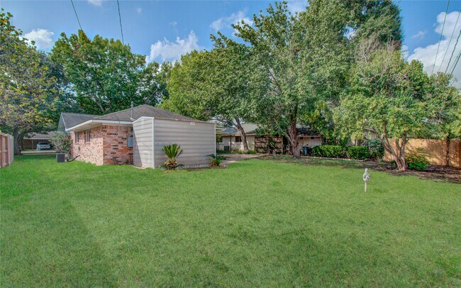 Building Photo - 1806 Cypress Dr