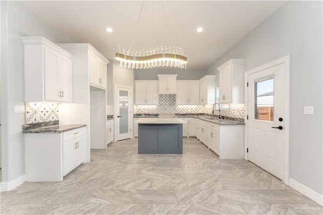 Building Photo - 1711 Lago Delton