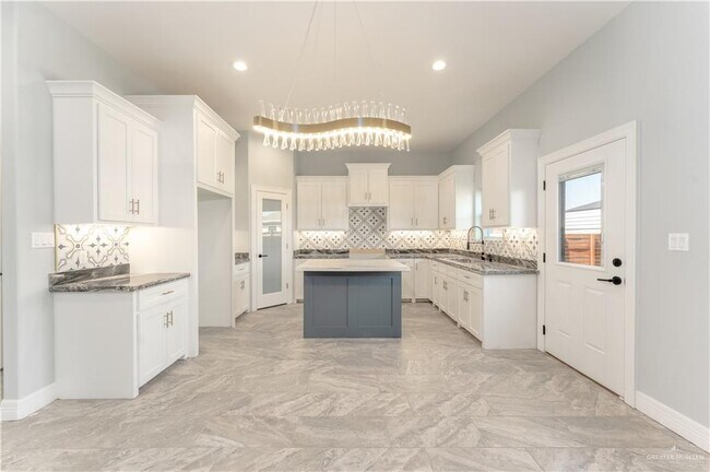 Building Photo - 38 Lago Delton