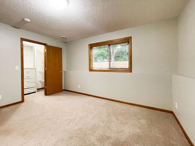 Building Photo - Sparkling Like New 3-Plus Bedroom with Vau...
