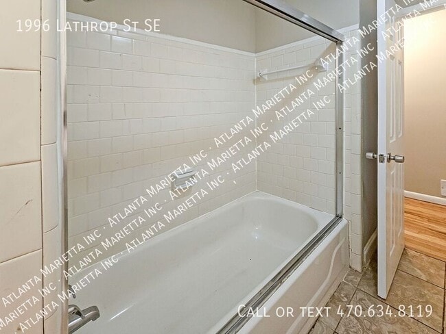 Building Photo - 1996 Lathrop St SE