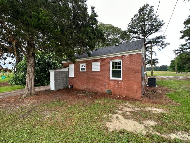 Building Photo - Bright & Modern 2BR/1BA - Outside City Limits