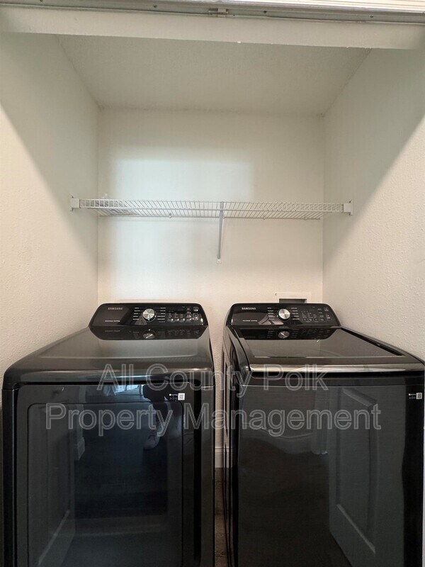 Building Photo - 572 Adriel Ave