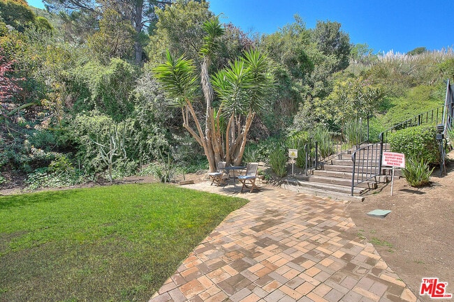Building Photo - 6752 Hillpark Dr