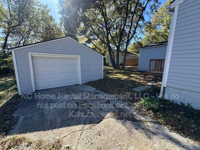 Building Photo - 8803 E 49th St