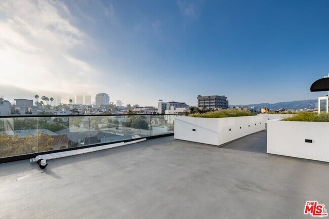 Building Photo - 1444 Rexford Dr