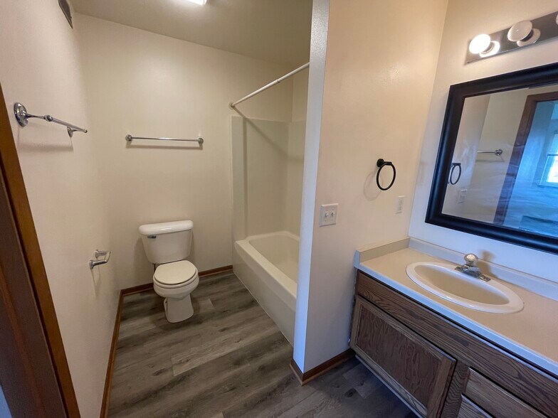 Building Photo - 566 Athletic Way