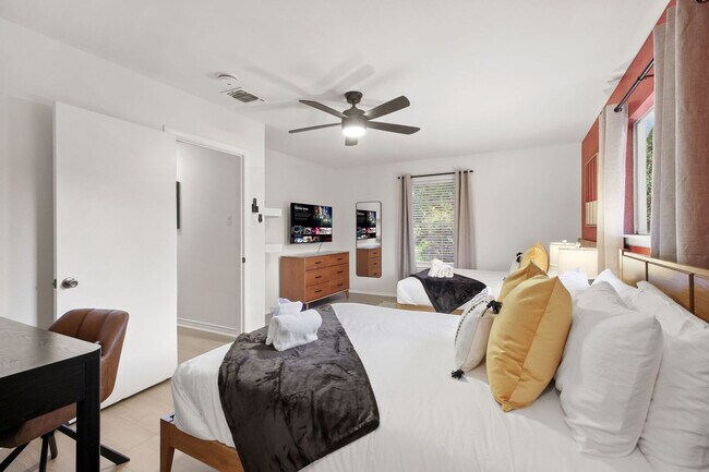 Building Photo - 5410 King Richard St