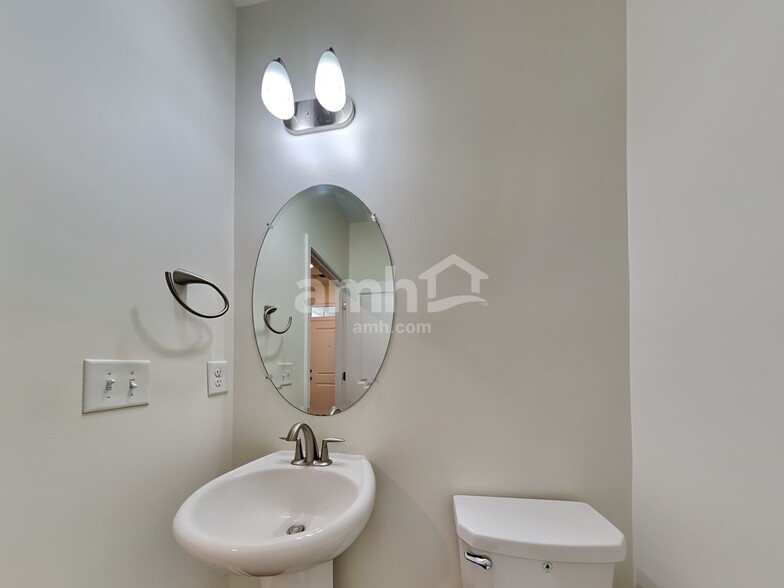 Building Photo - 105 Doral Blue Dr