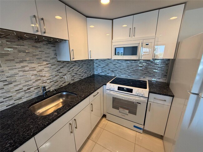 Building Photo - 13155 Ixora Ct
