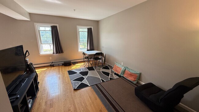 Building Photo - 2 BR with hardwood, private entrance/deck,...