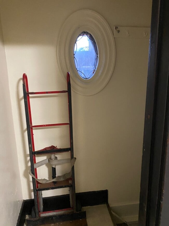 Building Photo - 2 Bedroom 1 bath with fenced in backyard $1200/mo