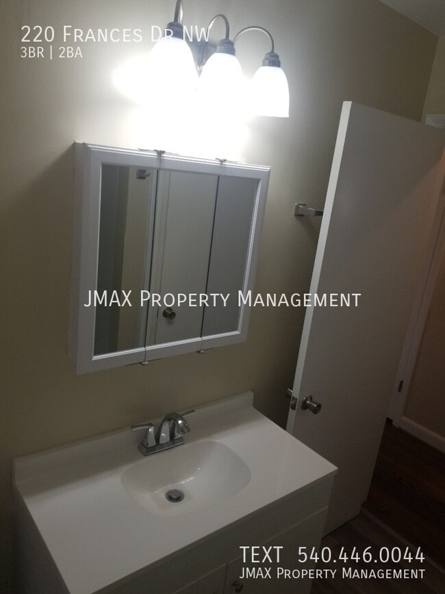 Building Photo - 220 Frances Dr NW