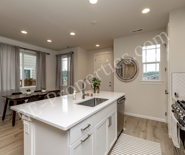 Building Photo - Lovely Tehaleh 3 bedroom