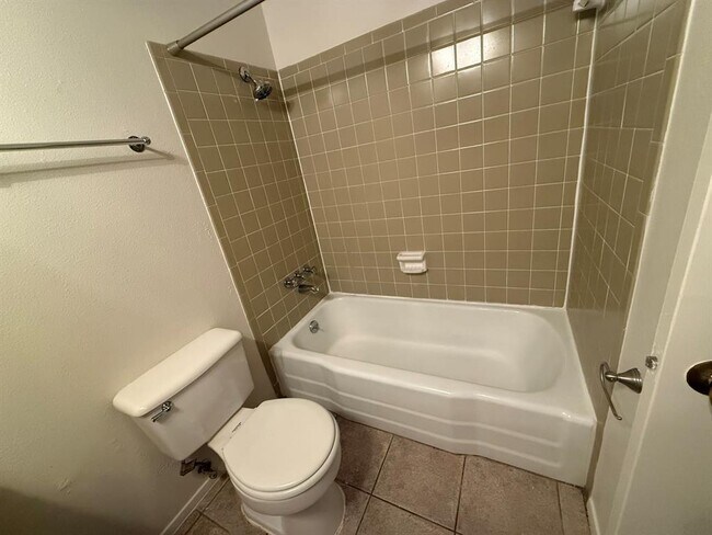 Building Photo - 2805 Ashdale Dr