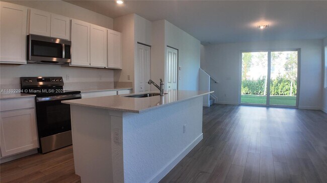 Building Photo - 830 SE grovebush Ln