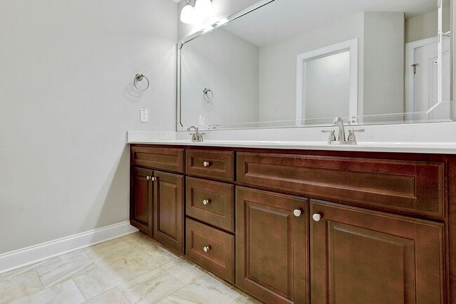 Building Photo - Perfect Location – Gorgeous 4BR/4BA Townho...