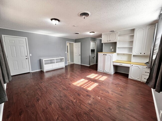 Building Photo - Amazing 4/2.5 in Prime Location! Minutes from Texas Tech and Hospitals!