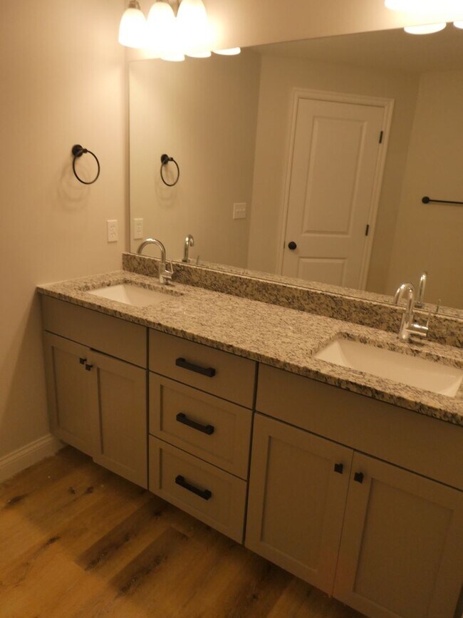 Building Photo - 3 Bedroom 2 Bathroom in South