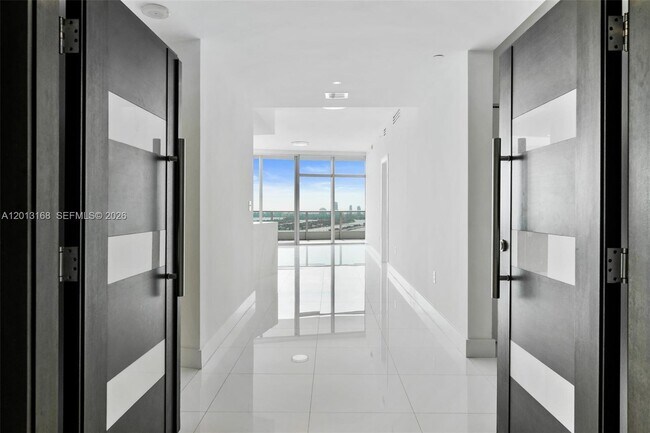 Building Photo - 900 Biscayne Blvd