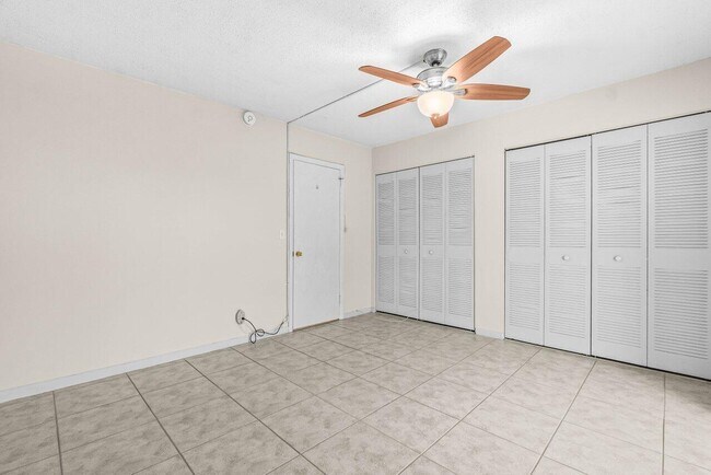 Building Photo - 52 Kingswood E