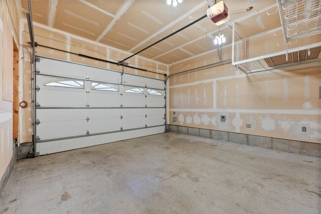 Building Photo - Yelm Country Living | 3 Bed, 3 Bath Home on 2.5 Acres | Solar Panels!