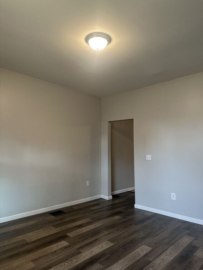 Building Photo - 482 E Markison Ave