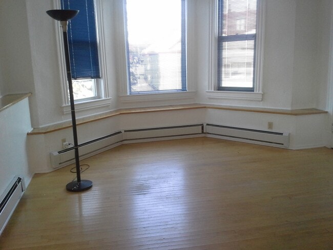 Building Photo - 612 W Silver St