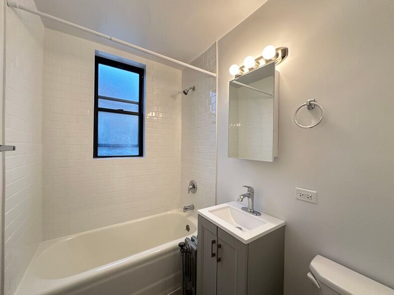 Building Photo - 3335 W Diversey Ave