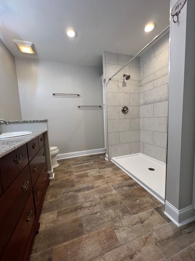 Building Photo - 805 Gardenview Dr
