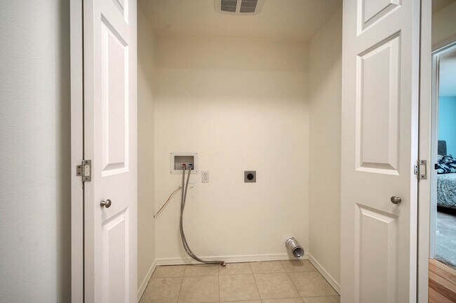 Building Photo - 3Bd/2Ba Issaquah Condo