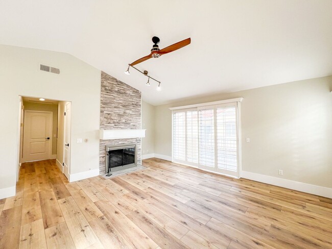 Building Photo - Tustin 2 Bed 2 Bath Home - Wood Floors - C...