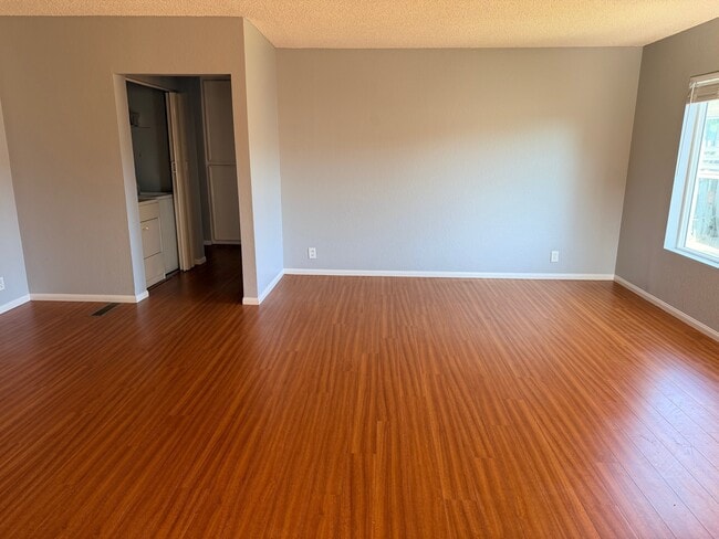 Building Photo - 433 Autumn Dr