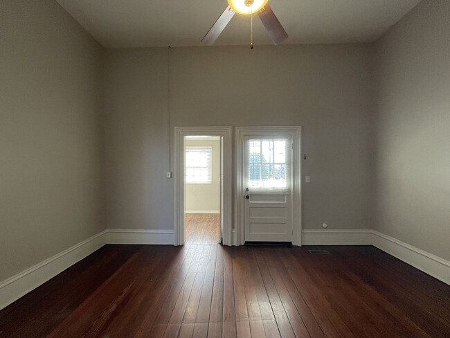 Building Photo - Spacious One Bedroom Apartment Near Mercer...