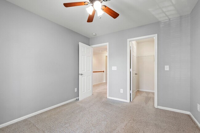 Building Photo - Charming 2-Bedroom Townhome in Desirable R...