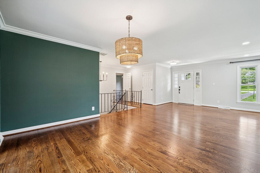 Building Photo - 8323 Cliffside Dr