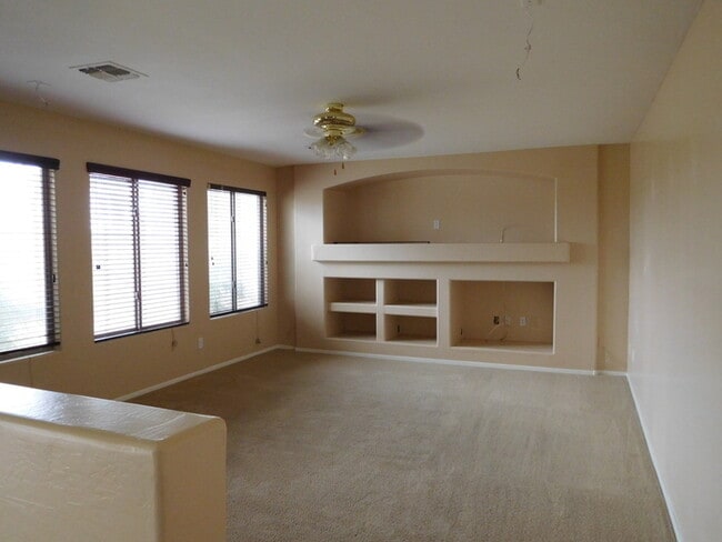 Building Photo - Huge 2700 SFT, Golf-view Community in Villages at Queen Creek!